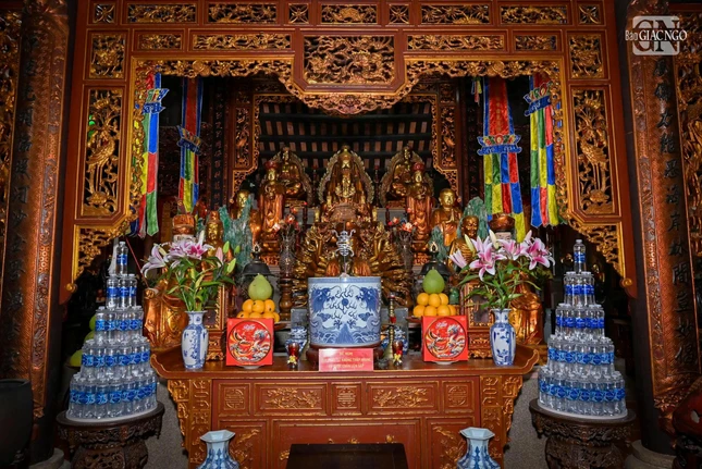 Chánh điện thờ Tam bảo tại Linh Phong Thiền Uyển, mang phong cách kiến trúc đặc trưng của các ngôi chùa cổ kính miền Bắc