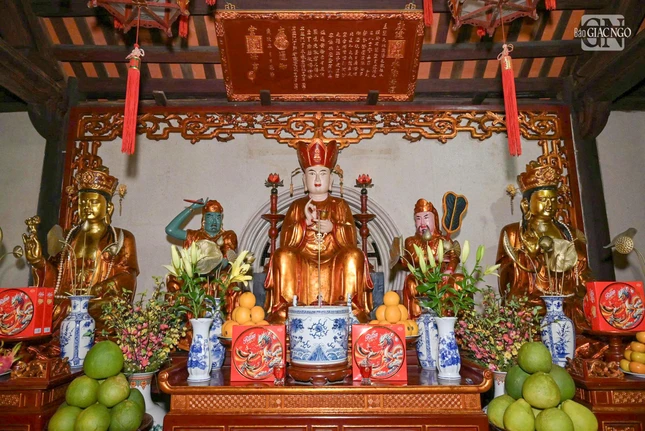 Bên trong các điện thờ được bày trí theo phong cách của các chùa miền Bắc