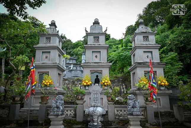 Tháp Tam Tổ Trúc Lâm nằm bên phải khuôn viên chánh điện, hướng lên triền núi