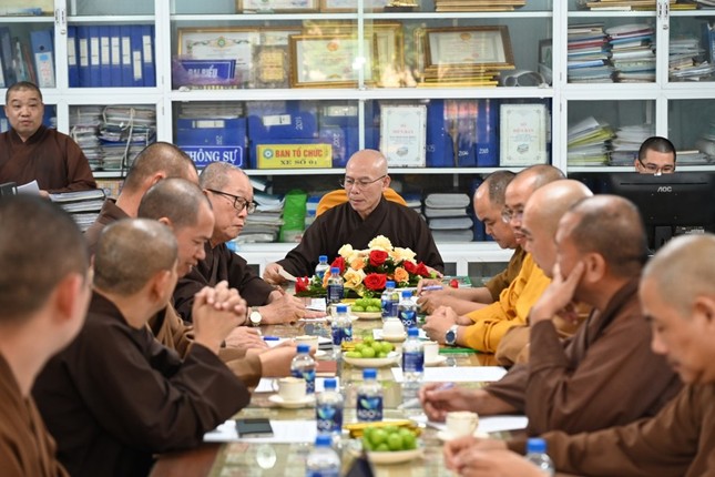Quang cảnh phiên họp Ban Thường trực Ban Trị sự GHPGVN tỉnh Quảng Ngãi tại Văn phòng chùa Pháp Hóa