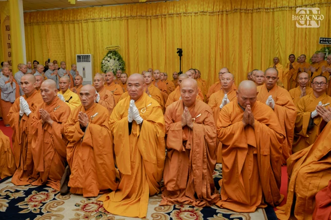 Đại diện Ban Giám hiệu, Văn phòng, Tăng Ni sinh các khoá đối trước Giác linh đường