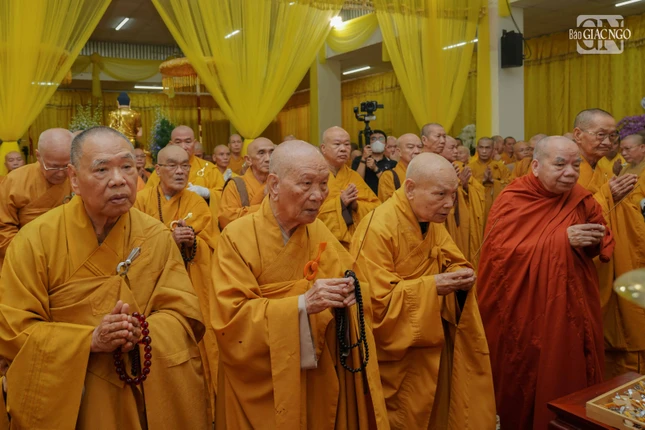 Chư tôn giáo phẩm nhất tâm cầu nguyện