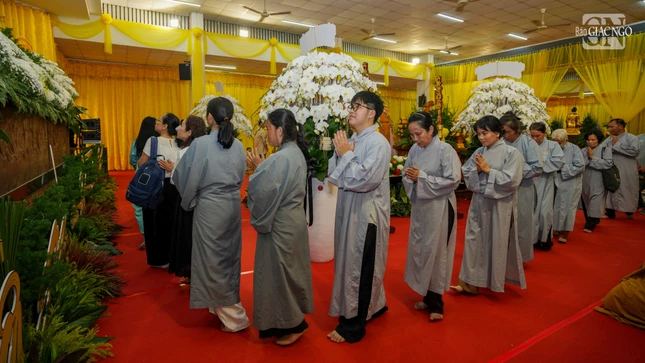 Dòng người nối dài liên tục tại Giác linh đường... Dòng người nối dài liên tục tại Giác linh đường...