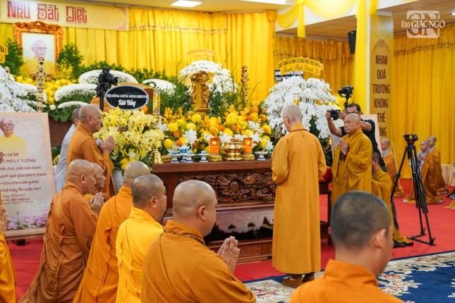 Đức Pháp chủ mặc niệm cầu nguyện