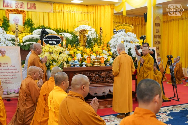 Đức Pháp chủ mặc niệm cầu nguyện Đức Pháp chủ mặc niệm cầu nguyện