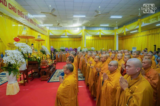 Tăng Ni sinh các khóa tập trung trở về trường đảnh lễ Giác linh Trưởng lão Hòa thượng tân viên tịch Tăng Ni sinh các khóa tập trung trở về trường đảnh lễ Giác linh Trưởng lão Hòa thượng tân viên tịch