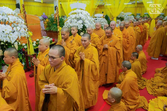 Tăng sinh hữu nhiễu kim quan Tăng sinh hữu nhiễu kim quan