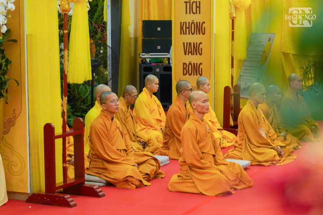 Tăng sinh thiền tọa bên kim quan Trưởng lão Hòa thượng Hiệu trưởng tân viên tịch