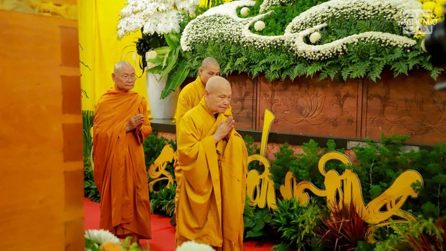 Nhị vị Phó Pháp chủ hữu nhiễu kim quan tiễn biệt Trưởng lão Hòa thượng Thích Từ Thông