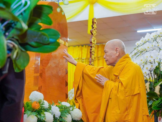 Trưởng lão Hòa thượng Thích Thiện Nhơn nhiễu kim quan tiễn biệt