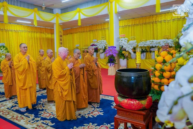 Chư Tăng các nơi đảnh lễ tưởng niệm Trưởng lão Hòa thượng Thích Từ Thông Chư Tăng các nơi đảnh lễ tưởng niệm Trưởng lão Hòa thượng Thích Từ Thông