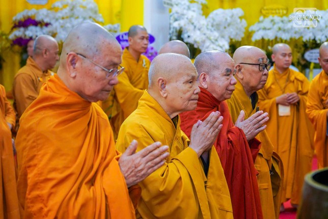 Chư tôn giáo phẩm Hội đồng Chứng minh, Hội đồng Trị sự GHPGVN, các Ban, Viện Trung ương trước Giác linh đường Trưởng lão Hòa thượng Thích Từ Thông tại giảng đường lớn của Trường Trung cấp Phật học TP.HCM