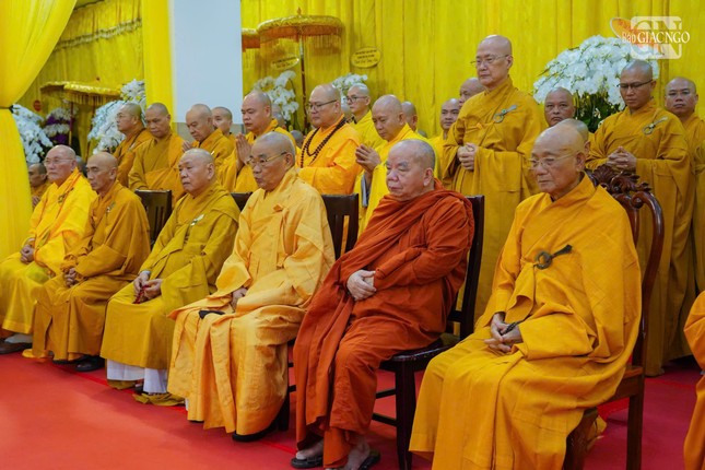 Chư tôn giáo phẩm hiện diện truy niệm