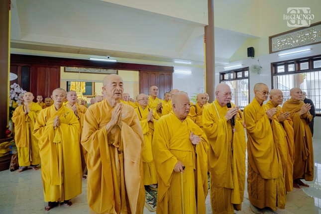 Chư tôn giáo phẩm nhất tâm cầu nguyện