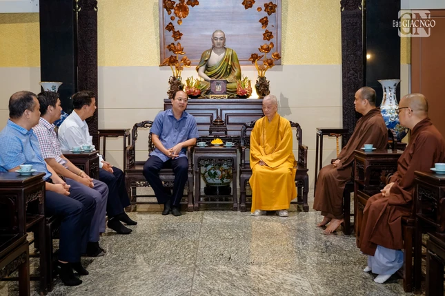 Quang cảnh Đức Pháp chủ tiếp Bí thư Tỉnh ủy Cà Mau Nguyễn Hồ Hải và phái đoàn tại chùa Huê Nghiêm