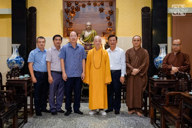 Đoàn lãnh đạo tỉnh Cà Mau chụp hình lưu niệm cùng Đức Pháp chủ GHPGVN