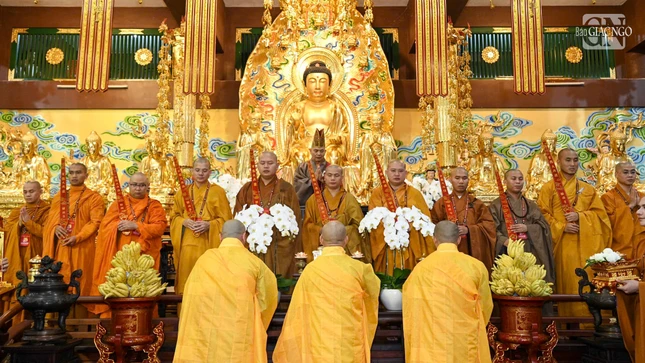 Chư tôn đức Ban Quản giới tử nhận thiền bản chính thức đảm nhận nhiệm vụ