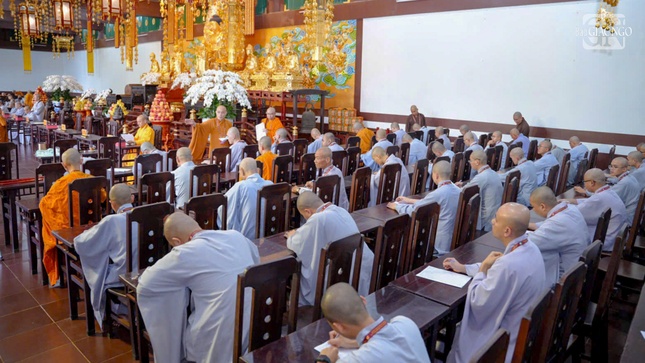 Bắt đầu tối nay, các giới tử sẽ được chư tôn đức Ban Kiến đàn hướng dẫn lễ bái sám hối tam nghiệp, thực tập các thời khóa thiền môn trước khi chính thức được thọ giới