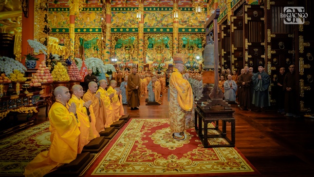 Hòa thượng Thích Lệ Trang, Phó Chủ tịch Hội đồng Trị sự, Trưởng ban Nghi lễ T.Ư thực hiện nghi thức khai chung bảng