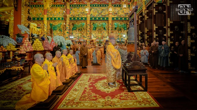 Hòa thượng Thích Lệ Trang, Phó Chủ tịch Hội đồng Trị sự, Trưởng ban Nghi lễ T.Ư thực hiện nghi thức khai chung bảng