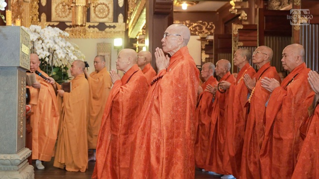 Chư vị giới sư đảnh lễ Tam bảo