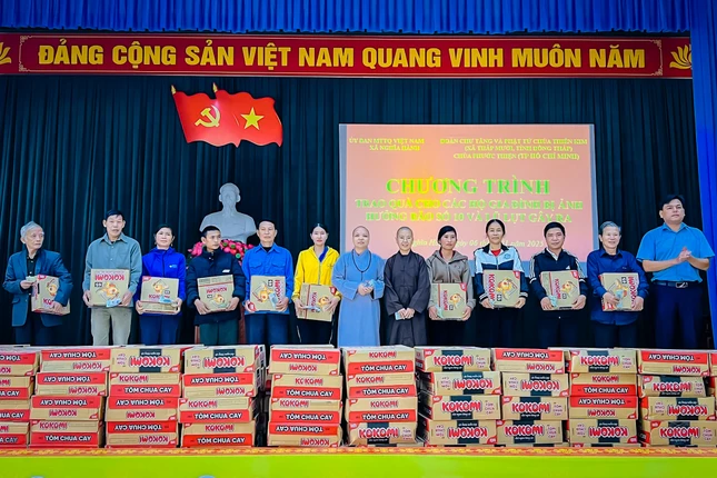 Đoàn đã trao tặng 808 phần quà gồm các nhu yếu phẩm thiết yếu, với tổng trị giá hơn 565 triệu đồng