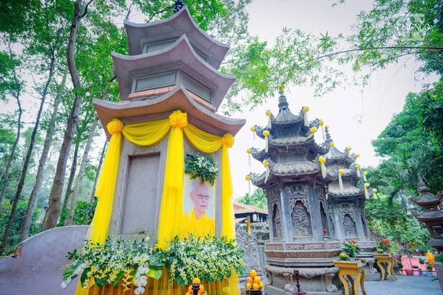 Bảo tháp an trí nhục thân Trưởng lão Hòa thượng Thích Từ Thông trong khuôn viên vườn tháp chùa Thanh Sơn (P.Long Bình, TP.HCM) Bảo tháp an trí nhục thân Trưởng lão Hòa thượng Thích Từ Thông trong khuôn viên vườn tháp chùa Thanh Sơn (P.Long Bình, TP.HCM)