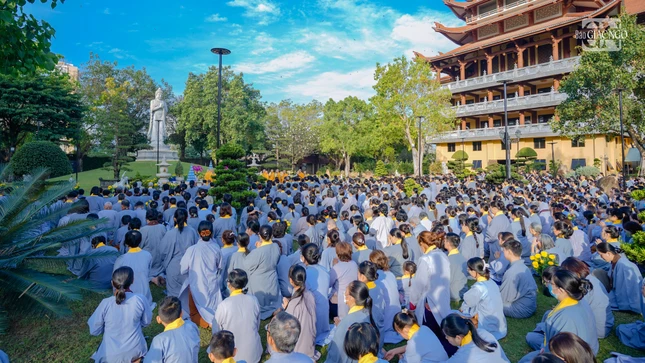 Hàng ngàn Phật tử trang nghiêm tham dự buổi lễ tại vườn A Di Đà trong khuôn viên chùa Huê Nghiêm (phường An Khánh, TP.HCM)
