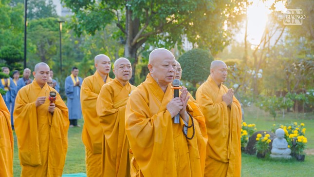 Hòa thượng Thích Lệ Trang cùng Phật tử Đạo tràng Pháp Hoa khải bạch khánh thọ Đại lão Hòa thượng Thích Trí Quảng