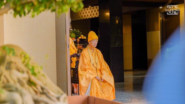 Đại lão Hòa thượng Thích Trí Quảng hộ niệm tại buổi lễ