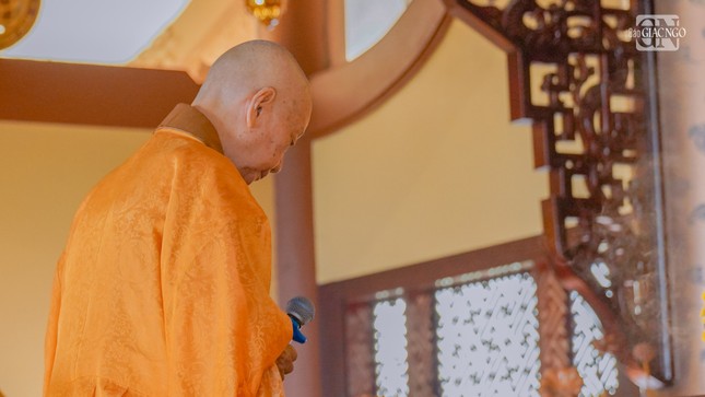 Đại lão Hòa thượng Thích Trí Quảng thân lâm niêm hương bạch Phật