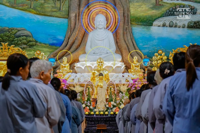 Hơn 1.000 Phật tử gần xa trở về tham dự đêm hoa đăng khánh đản Đức Phật A Di Đà tại chùa Vạn Đức