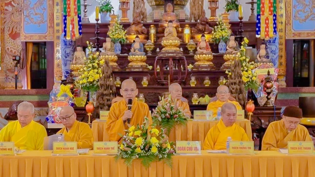 Hòa thượng Thích Hạnh Thể, Ủy viên Hội đồng Trị sự, Trưởng ban Trị sự GHPGVN tỉnh Khánh Hòa phát biểu tại hội nghị