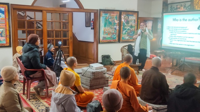 Tiến sĩ Tatyana Kostochka (Đại học Ashoka) chia sẻ về việc xác định nguồn thông tin đáng tin cậy Tiến sĩ Tatyana Kostochka (Đại học Ashoka) chia sẻ về việc xác định nguồn thông tin đáng tin cậy