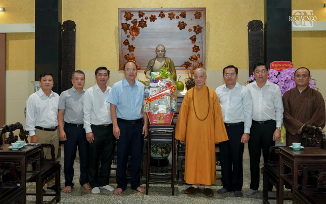 Đoàn lãnh đạo tỉnh Cà Mau tặng quà mừng xuân đến Đức Pháp chủ GHPGVN