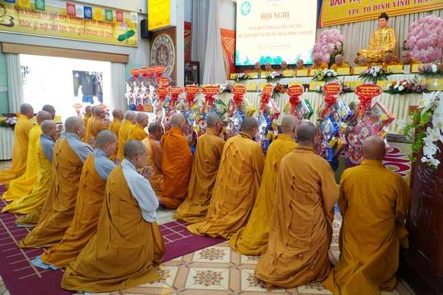 Chư Tăng Ni đón nhận Giáo chỉ tấn phong