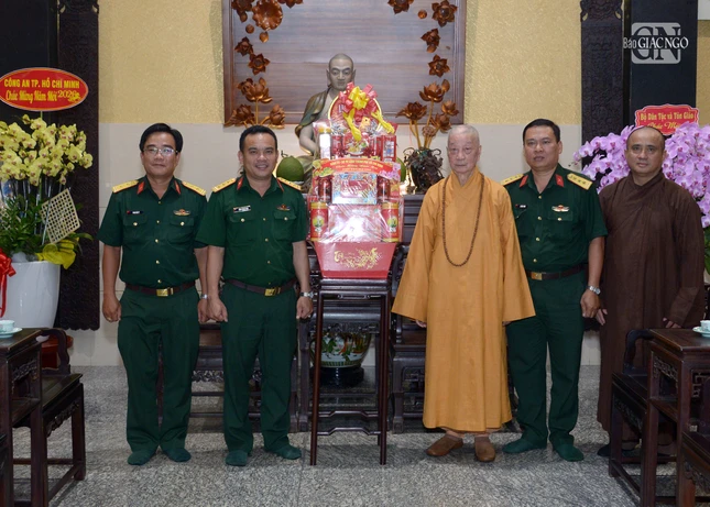 Phái đoàn Bộ Tư lệnh TP.HCM chúc Tết Đức Pháp chủ