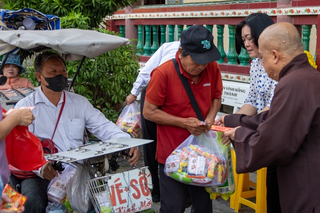 Thượng tọa Thích Lệ Phú trao quà đến bà con