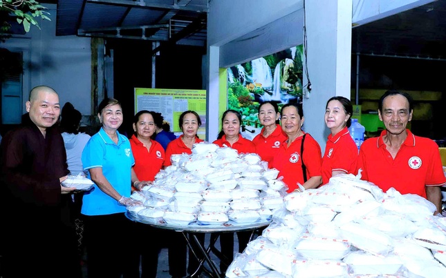 Hơn 1.000 suất ăn chay (bún, mì, bánh canh...) được trao đến người lao động nghèo