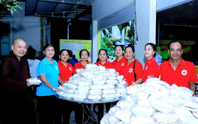 Hơn 1.000 suất ăn chay (bún, mì, bánh canh...) được trao đến người lao động nghèo