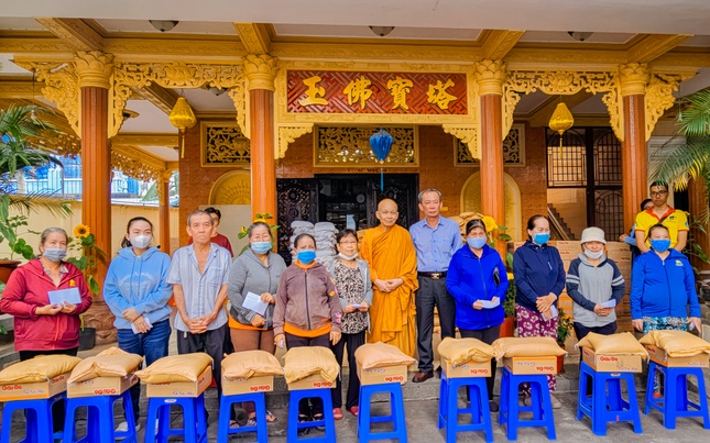 Sáng ngày 9-2-2026, tịnh xá Trung Tâm tổ chức trao 270 phần quà Tết đến bà con khó khăn trên địa bàn với tổng trị giá 95 triệu đồng