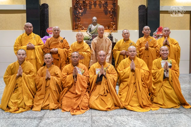 Chư vị lưu niệm với Đức Pháp chủ tại chùa Huê Nghiêm
