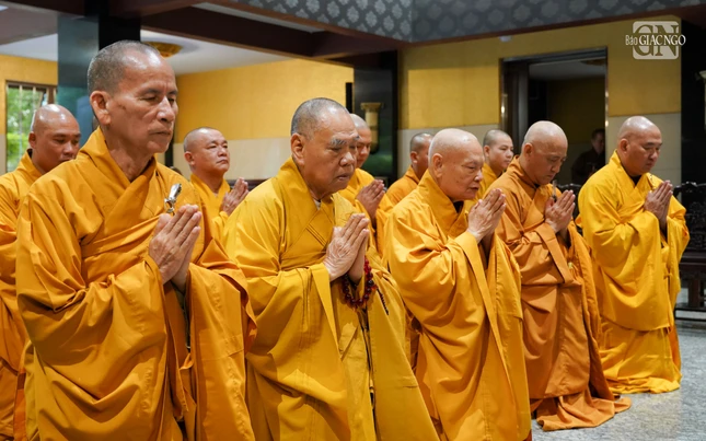 Trưởng lão Hòa thượng Chủ tịch và chư tôn đức Hội đồng Trị sự thành kính trước Đức Pháp chủ GHPGVN