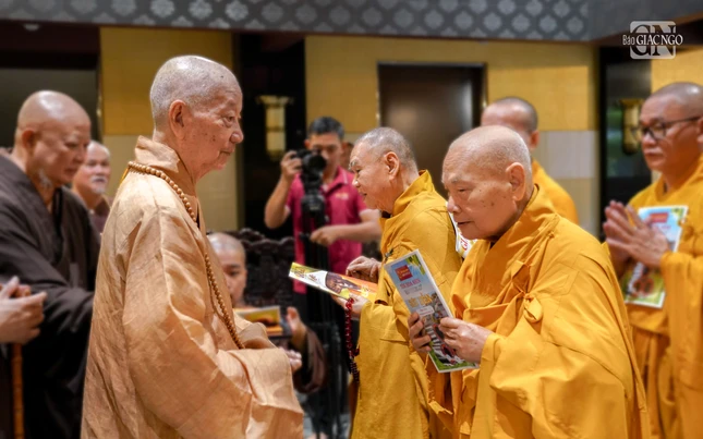 Đức Pháp chủ GHPGVN trao giai phẩm Giác Ngộ Xuân Bính Ngọ đến chư tôn đức