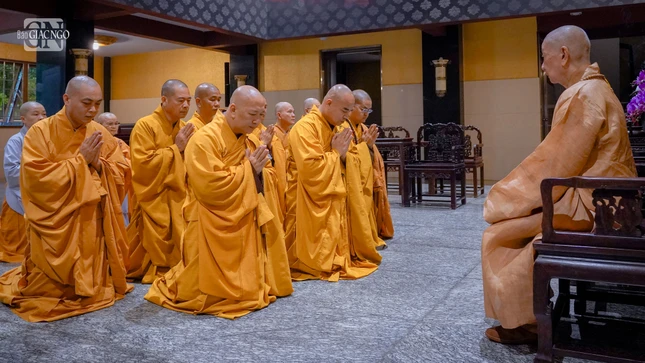 Cũng trong sáng cùng ngày, phái đoàn Ban Trị sự GHPGVN tỉnh Đồng Tháp do Thượng tọa Thích Tĩnh Triệt, Trưởng ban Trị sự dẫn đầu đã đến phương trượng chùa Huê Nghiêm đảnh lễ, khánh tuế Đức Pháp chủ trước thềm Xuân Bính Ngọ - 2026