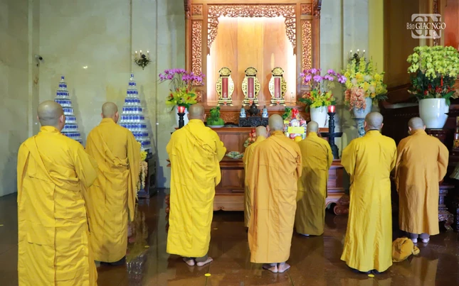 Thắp hương đảnh lễ chư vị tiền bối hữu công tại Tổ đường Việt Nam Quốc Tự; thành kính tưởng niệm Trưởng lão Hòa thượng Thích Thiện Hào và Trưởng lão Hòa thượng Thích Từ Nhơn Thắp hương đảnh lễ chư vị tiền bối hữu công tại Tổ đường Việt Nam Quốc Tự; thành kính tưởng niệm Trưởng lão Hòa thượng Thích Thiện Hào và Trưởng lão Hòa thượng Thích Từ Nhơn