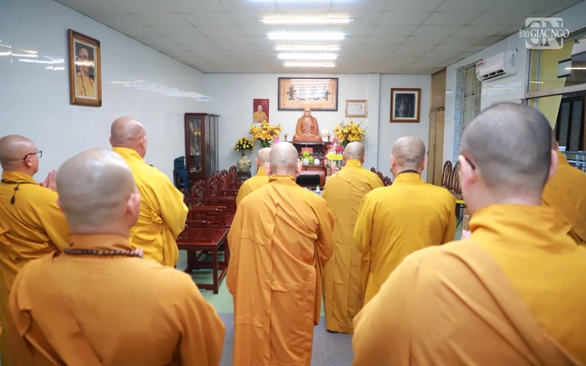 Đảnh lễ Giác linh Trưởng lão Hòa thượng Thích Hiển Tu tại chùa Xá Lợi Đảnh lễ Giác linh Trưởng lão Hòa thượng Thích Hiển Tu tại chùa Xá Lợi