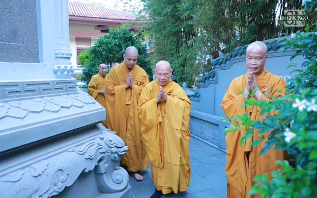 Hữu nhiễu bảo tháp Pháp Lạc tại thiền viện Vạn Hạnh, nơi lưu giữ nhục thân Trưởng lão Hòa thượng Thích Minh Châu Hữu nhiễu bảo tháp Pháp Lạc tại thiền viện Vạn Hạnh, nơi lưu giữ nhục thân Trưởng lão Hòa thượng Thích Minh Châu