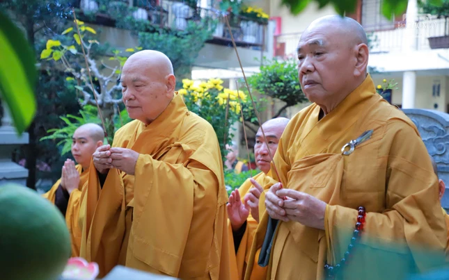 Nhị vị Trưởng lão Hòa thượng dâng hương tưởng niệm Nhị vị Trưởng lão Hòa thượng dâng hương tưởng niệm