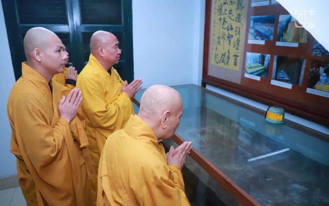 Thành kính tưởng niệm Trưởng lão Hòa thượng Thích Trí Quang tại Dư Hương thất trong khuôn viên Quảng Hương Già Lam Thành kính tưởng niệm Trưởng lão Hòa thượng Thích Trí Quang tại Dư Hương thất trong khuôn viên Quảng Hương Già Lam